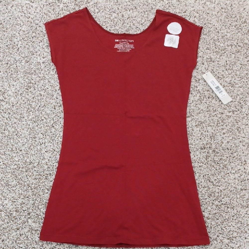 DE Collection Red Cap-Sleeve Essential Tee Size Small